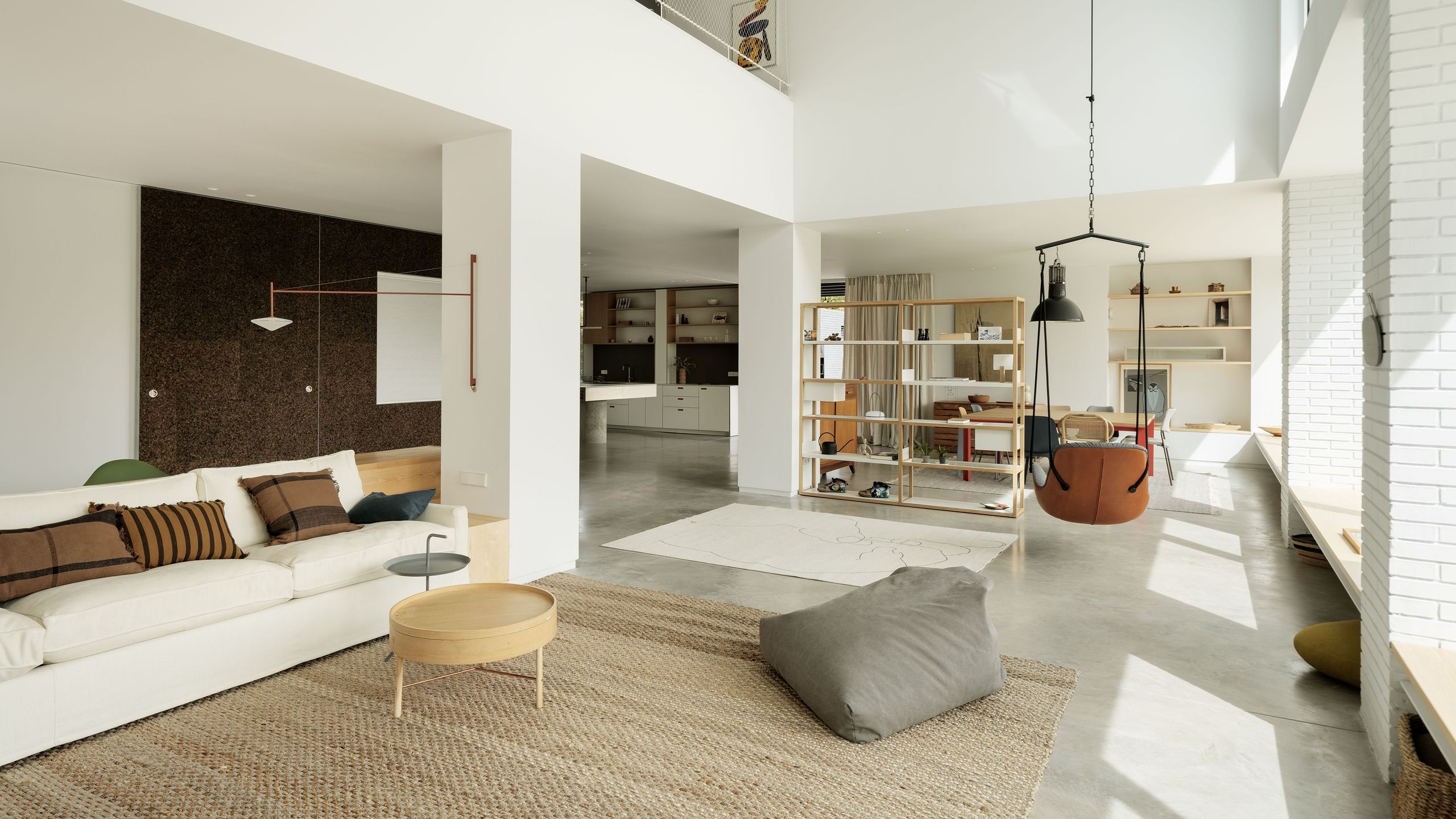salón moderno decorado en tonos neutros con toques negros